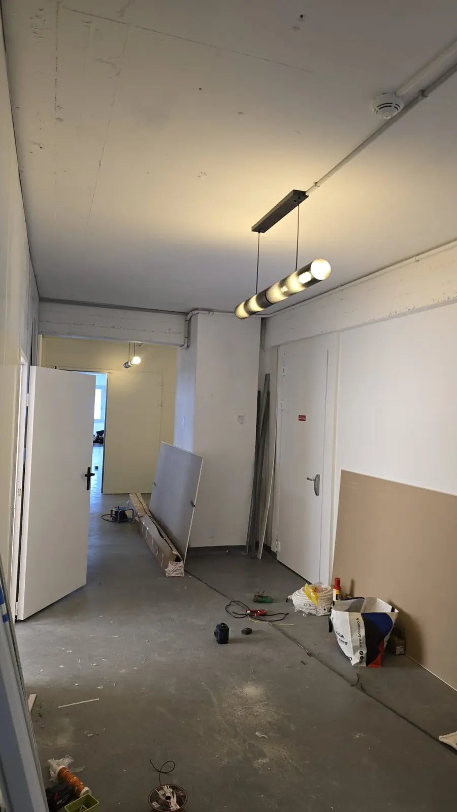 Éclairage architectural installé dans un couloir
